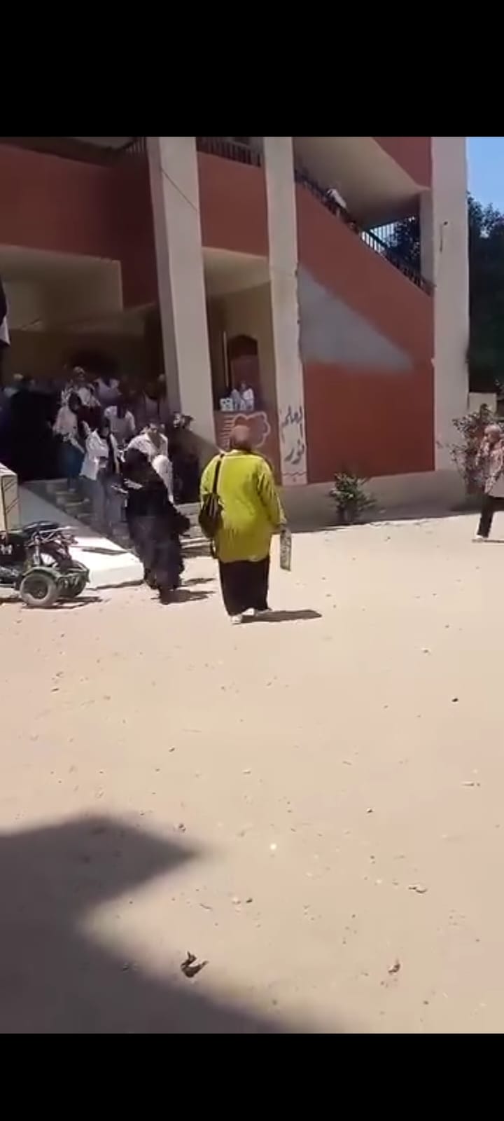 حقيقة فيديو الاعتداء على معلمة بعد رفضها تسهيل الغ حقيقة فيديو الاعتداء على معلمة بعد رفضها تسهيل الغ